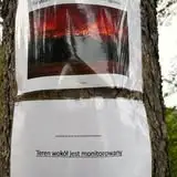 Ewakuacja poszkodowanej osoby z dachu szkoły w Głuszycy