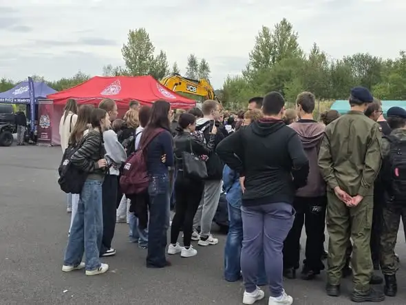 Uczniowie klasy 8c poznali służby mundurowe w Wałbrzychu