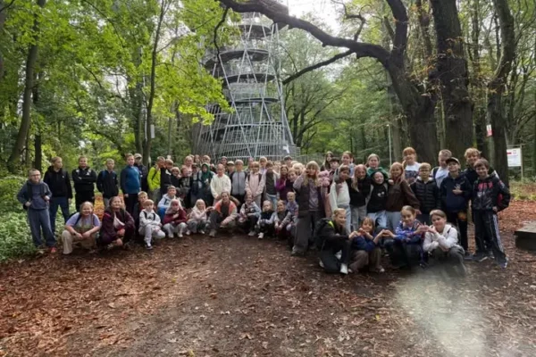 Czwartoklasiści z Wałbrzycha na pieszej wycieczce integracyjnej do Szczawna-Zdroju