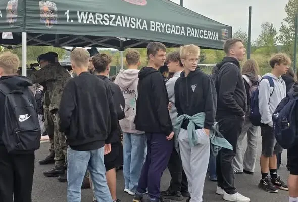 Uczniowie klasy 8c poznali służby mundurowe w Wałbrzychu
