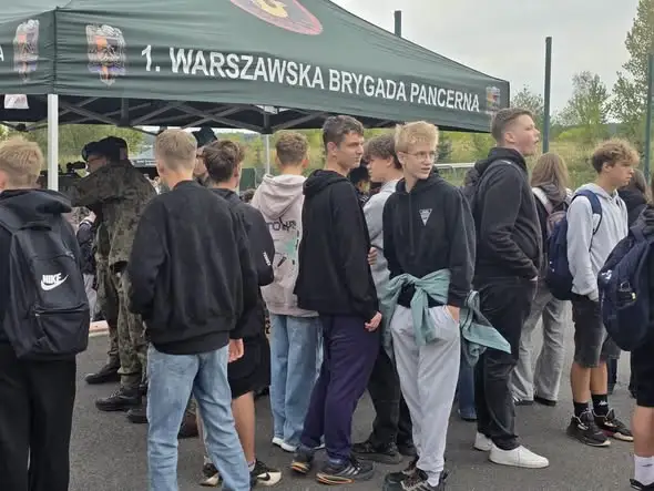 Uczniowie klasy 8c poznali służby mundurowe w Wałbrzychu