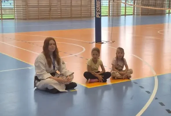 Taekwondo w szkole: uczniowie klas I-III poznali podstawy koreańskiej sztuki walki