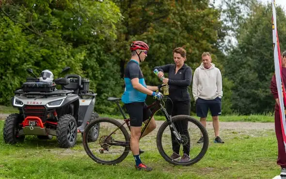 Pracownicy MCK Mieroszów wspierali kolarzy na Kościelnej Górze podczas Finału Strefa MTB Sudety