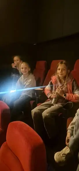 Wałbrzyscy uczniowie o tolerancji i szacunku – lekcja w kinie