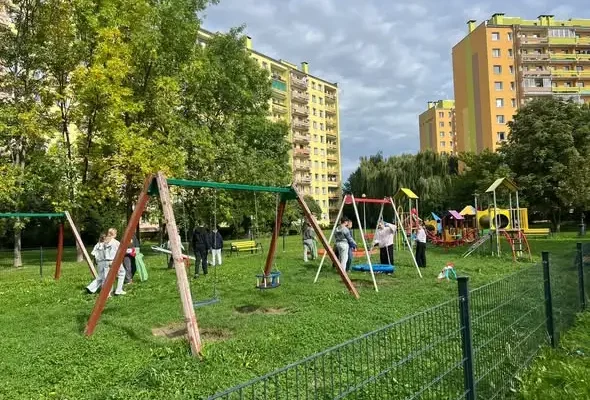 Uczniowie klas 4–8 posprzątali okolicę szkoły w 33. Akcji „Sprzątanie świata – Polska”