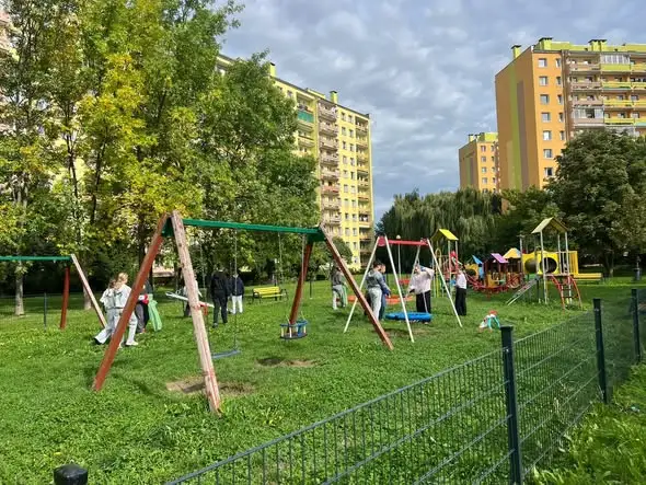 Uczniowie klas 4–8 posprzątali okolicę szkoły w 33. Akcji „Sprzątanie świata – Polska”