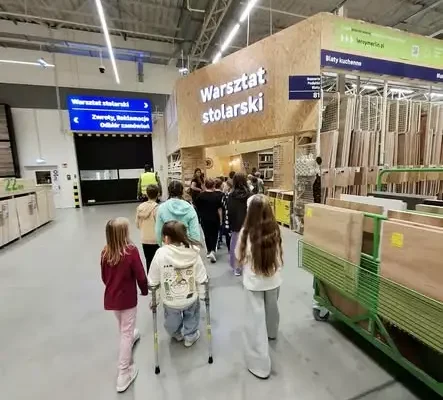 Uczniowie klas 2b i 3d posadzili własne rośliny podczas warsztatów „Dzieciaki-Sadzeniaki” w Leroy Merlin