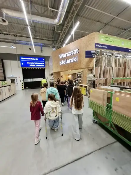 Uczniowie klas 2b i 3d posadzili własne rośliny podczas warsztatów „Dzieciaki-Sadzeniaki” w Leroy Merlin