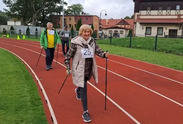 Nordic walking bez barier – zawody osób niewidomych na stadionie w Boguszowie-Gorcach