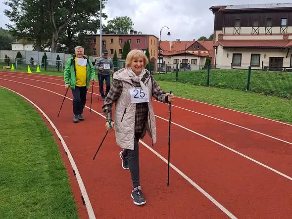 Nordic walking bez barier – zawody osób niewidomych na stadionie w Boguszowie-Gorcach