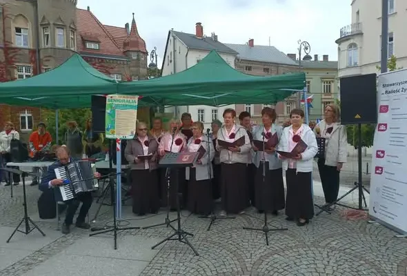 Mieroszowski Chór IRYSY oczarował publiczność na otwarciu Senioraliów w Wałbrzychu