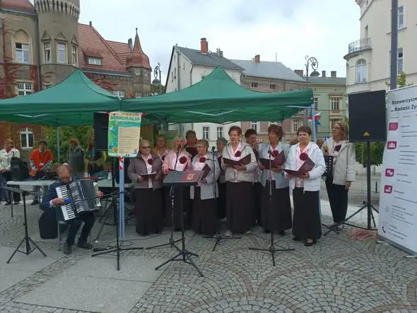Mieroszowski Chór IRYSY oczarował publiczność na otwarciu Senioraliów w Wałbrzychu