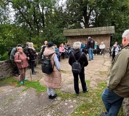 Seniorzy z Jedliny-Zdroju zwiedzili Zamek Grodno i Jezioro Bystrzyckie