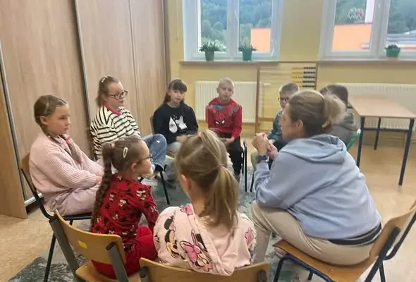 Warsztaty antyagresyjne w PSP Walim – uczniowie uczą się, jak radzić sobie z emocjami