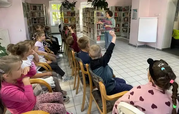Czytanie łączy pokolenia – wyjątkowe spotkanie uczniów z seniorami w bibliotece na Białym Kamieniu
