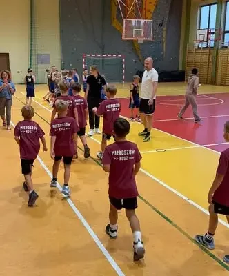 Mecz koszykówki w Mieroszowie: nasi chłopcy zmierzyli się z Akademią Koszykówki Górnik Wałbrzych