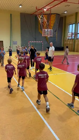 Mecz koszykówki w Mieroszowie: nasi chłopcy zmierzyli się z Akademią Koszykówki Górnik Wałbrzych