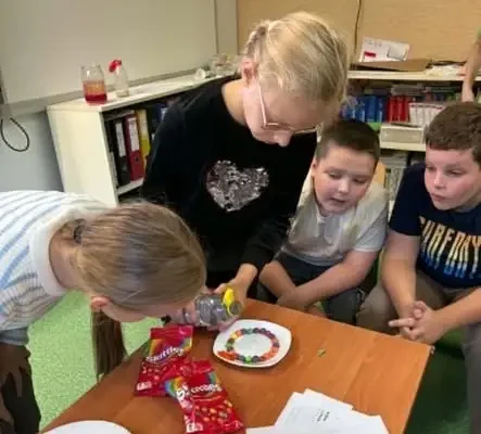 Lekcja przyrody w Wałbrzychu: uczniowie klasy 4 eksperymentowali jak mali naukowcy