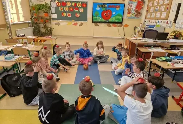 Międzynarodowy Dzień Jabłka w klasie 2b – edukacja przez smak i zabawę