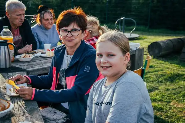 Międzypokoleniowe spotkanie w Czarnym Borze – seniorzy i młodzież odkrywają wspomnienia