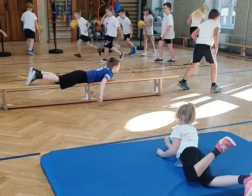 Europejski Tydzień Sportu w szkole – uczniowie rywalizowali w biegach i grach zespołowych