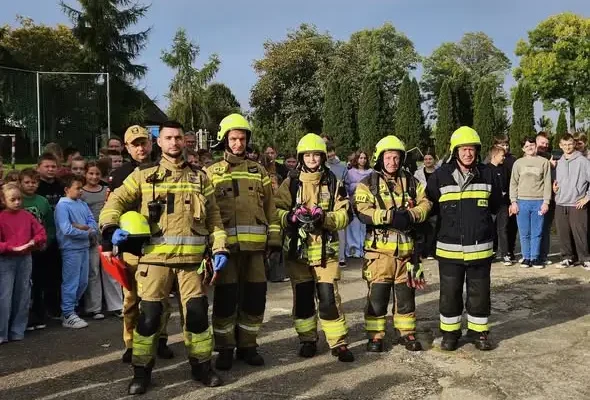Próbne ewakuacje w szkołach w Waszkowskiem i Burzeninie z udziałem OSP Szczawno