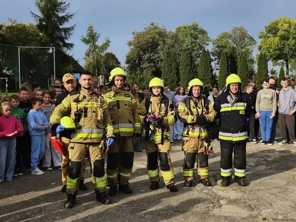 Próbne ewakuacje w szkołach w Waszkowskiem i Burzeninie z udziałem OSP Szczawno