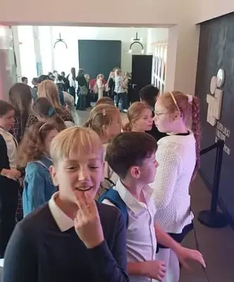Klasy czwarte w Teatrze Lalki i Aktora – wycieczka na „Akademię Pana Kleksa”