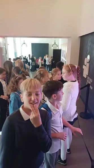 Klasy czwarte w Teatrze Lalki i Aktora – wycieczka na „Akademię Pana Kleksa”
