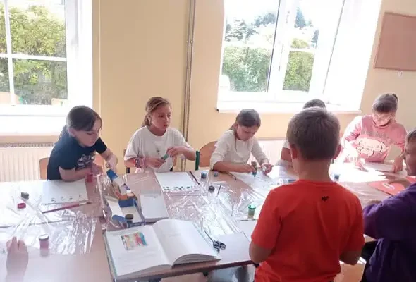 Uczniowie świetlicy eksperymentują z malowaniem linijką w ramach projektu „Kreatywne prace plastyczne”