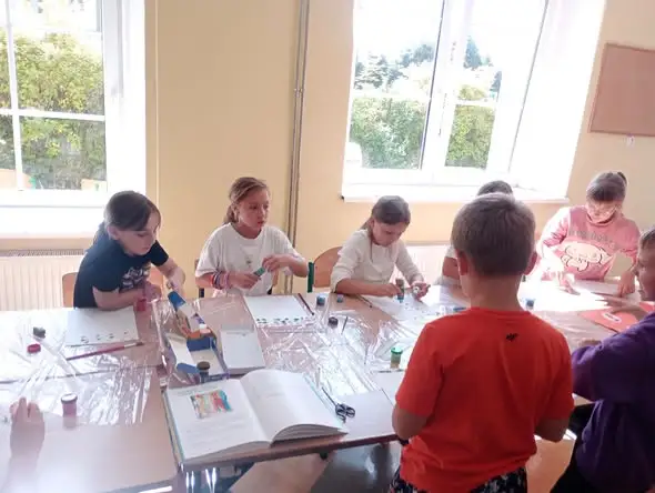 Uczniowie świetlicy eksperymentują z malowaniem linijką w ramach projektu „Kreatywne prace plastyczne”