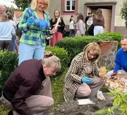Wałbrzych: 240 cebulek kwiatów zasadzili uczniowie ZSP nr 2 w ramach akcji „Niech Wałbrzych zakwitnie!”