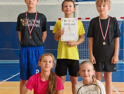 Międzyszkolne zawody w badmintonie: sukces uczniów z gminy Słupca