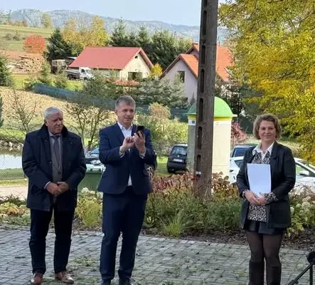Golińsk 30 z nową elewacją i muralem pierwszego sołtysa