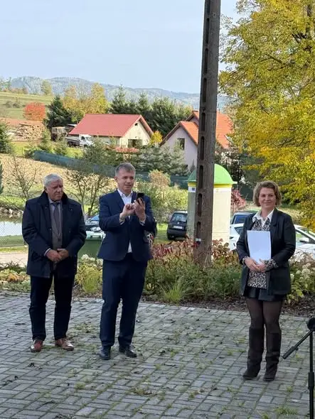 Golińsk 30 z nową elewacją i muralem pierwszego sołtysa