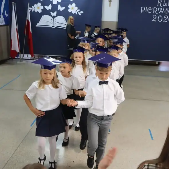 Pasowanie pierwszaków i pożegnanie po 45 latach pracy w SP nr 3 w Głuszycy