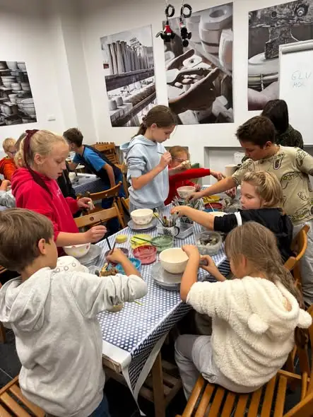 Uczniowie z Głuszycy zgłębiali tajniki bolesławieckiej porcelany