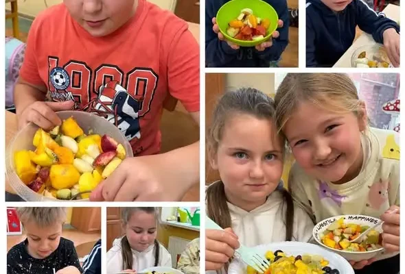 Klasa II uczy się zdrowych nawyków – własnoręcznie robiona sałatka owocowa