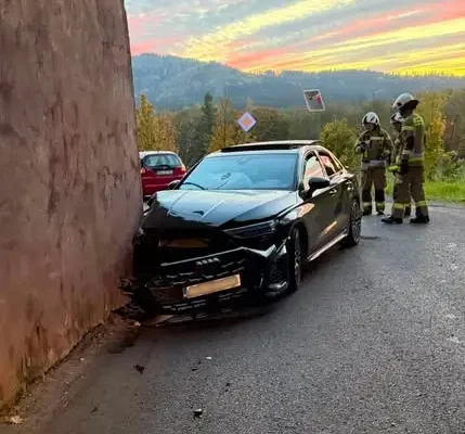 Kolizja na ul. Reymonta w Boguszowie-Gorcach – auto uderzyło w wiadukt