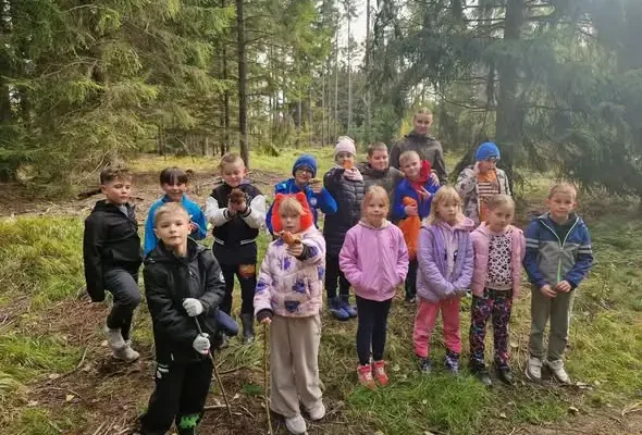 Leśna wyprawa drugoklasistów z Krzeszowa pełna przyrodniczych odkryć