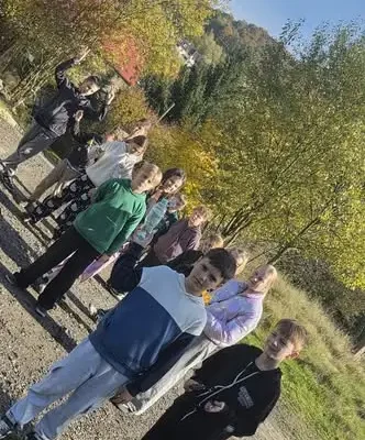 Klasa 4 z PSP Walim na spacerze w Górach Sowich – WF na świeżym powietrzu