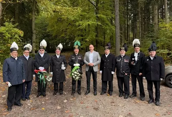 Hołd dla górników z pola Barbara – kwiaty i znicze pod pomnikiem w Boguszowie-Gorcach
