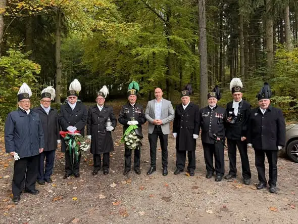 Hołd dla górników z pola Barbara – kwiaty i znicze pod pomnikiem w Boguszowie-Gorcach