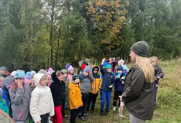 Walimscy uczniowie poznawali las i zawód leśnika na świeżym powietrzu