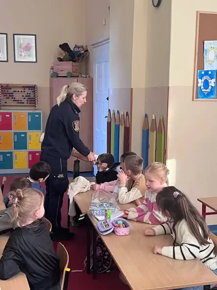 Pierwszaki uczyły się bezpieczeństwa na drodze ze Strażą Miejską