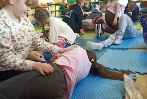 Pierwsza pomoc w podstawówce – uczniowie z Wałbrzycha uczą się ratować życie