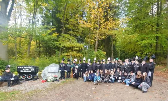 Uczniowie z Boguszowa oddali hołd poległym górnikom na polu Barbara