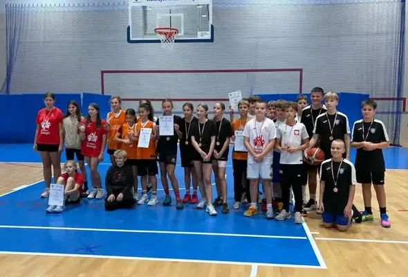 Wałbrzyskie szkoły na podium w koszykówce 3×3 – złoto i brąz dla młodych koszykarzy