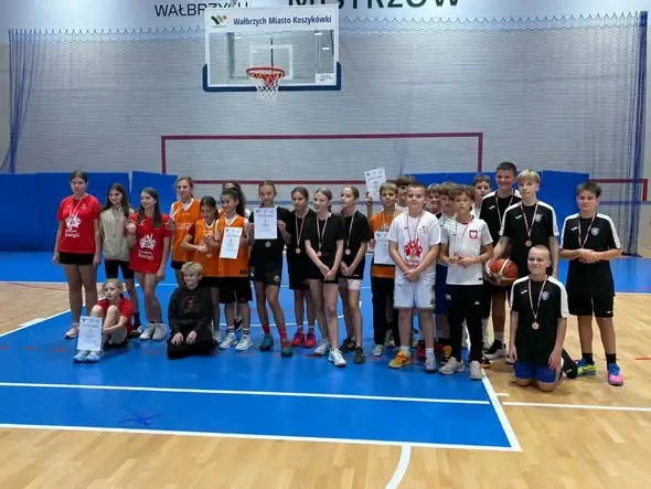 Wałbrzyskie szkoły na podium w koszykówce 3×3 – złoto i brąz dla młodych koszykarzy