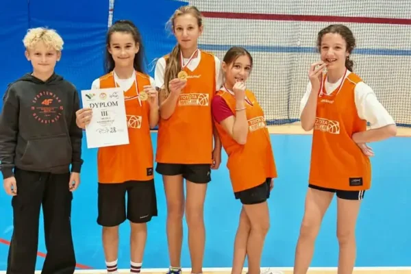 Międzyszkolne zawody 3×3: dziewczęta z III miejscem, chłopcy na V